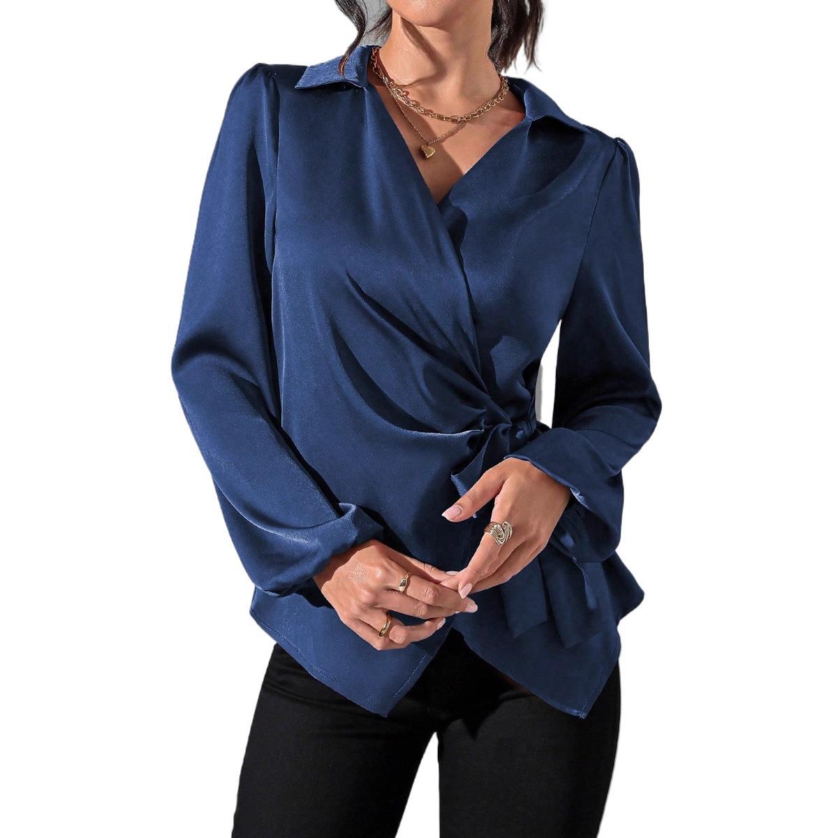 Ensfarvet designersatinbluse til kvinder med lange ærmer