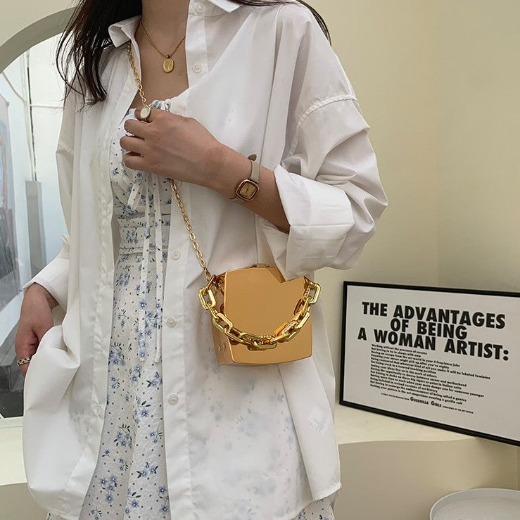 Metal Stylish Textured Glossy Chain Handbag