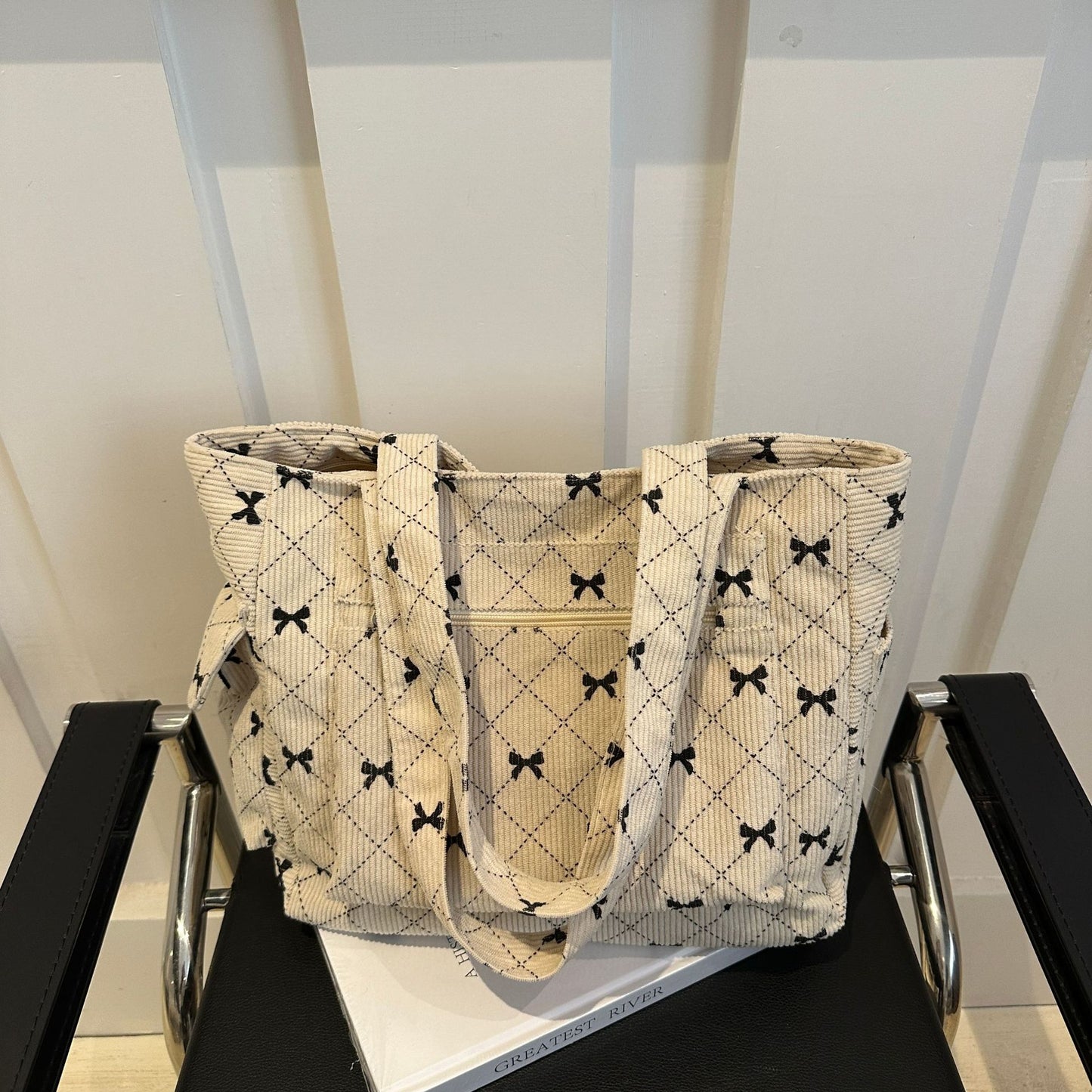 Simple And Stylish Underarm Tote Bag Is Fashionable This Year