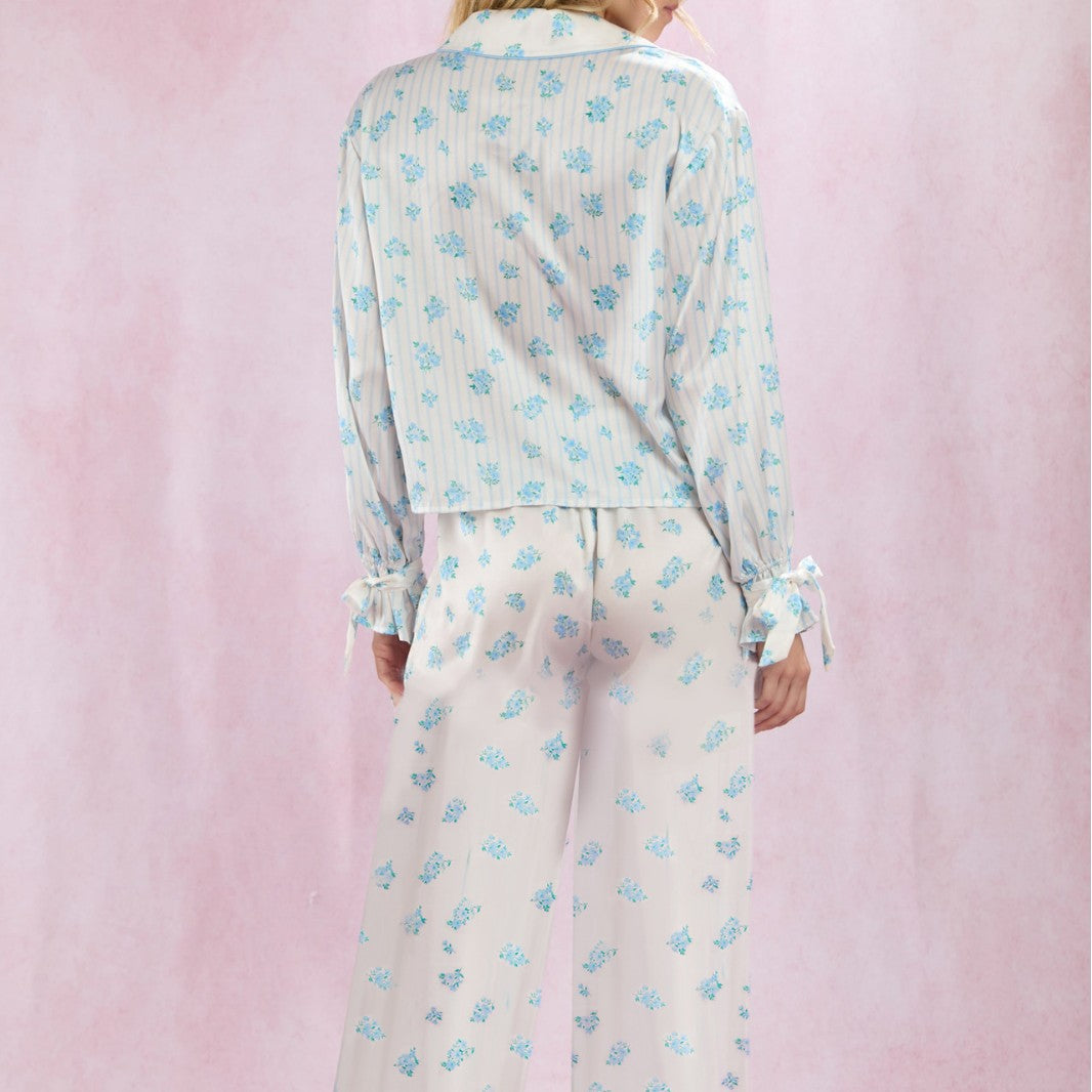 Silkeblød pyjamasdragt med printet blomstermønster, lange ærmer og revers