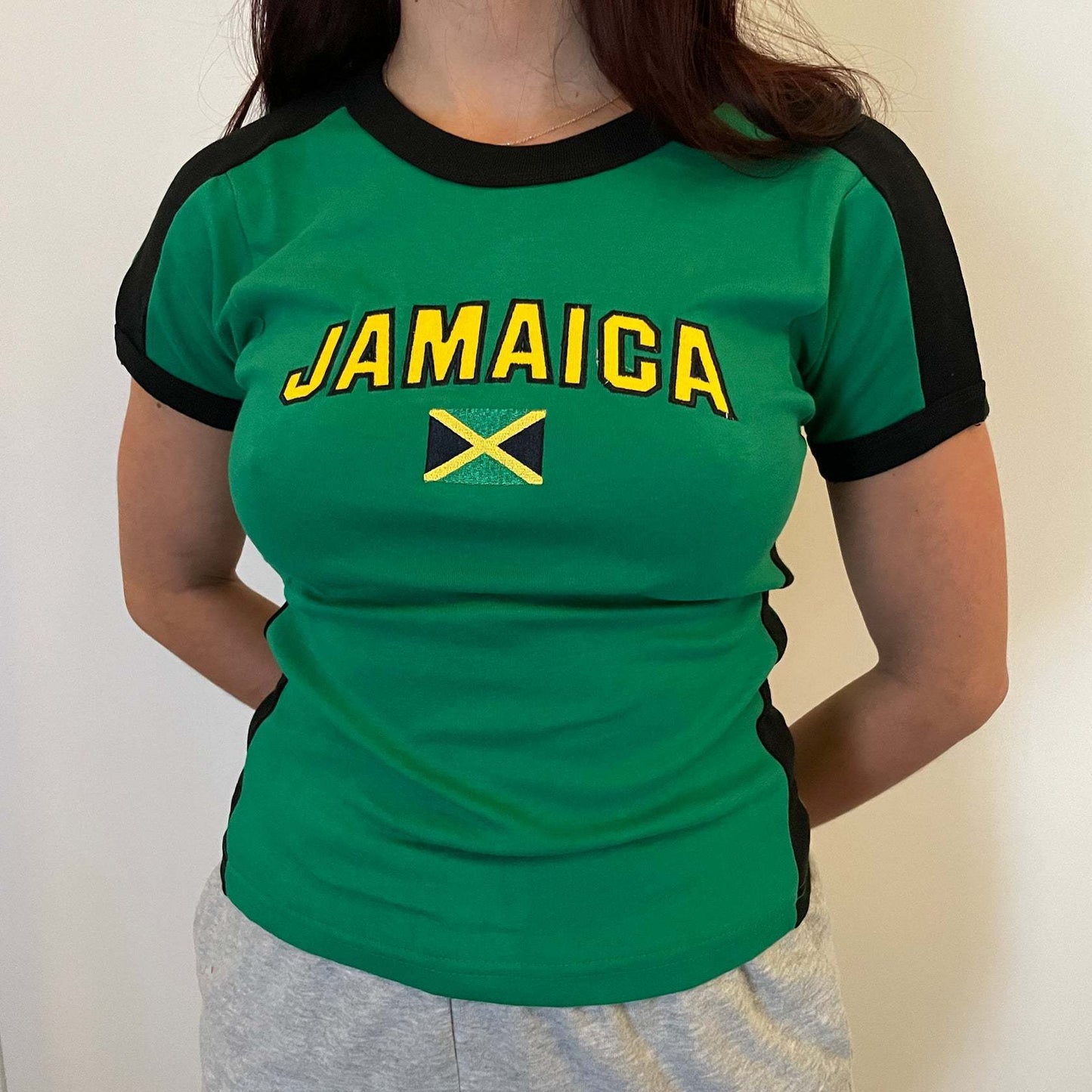 Kvinders T-shirt med bogstavbroderi og patchwork og korte ærmer