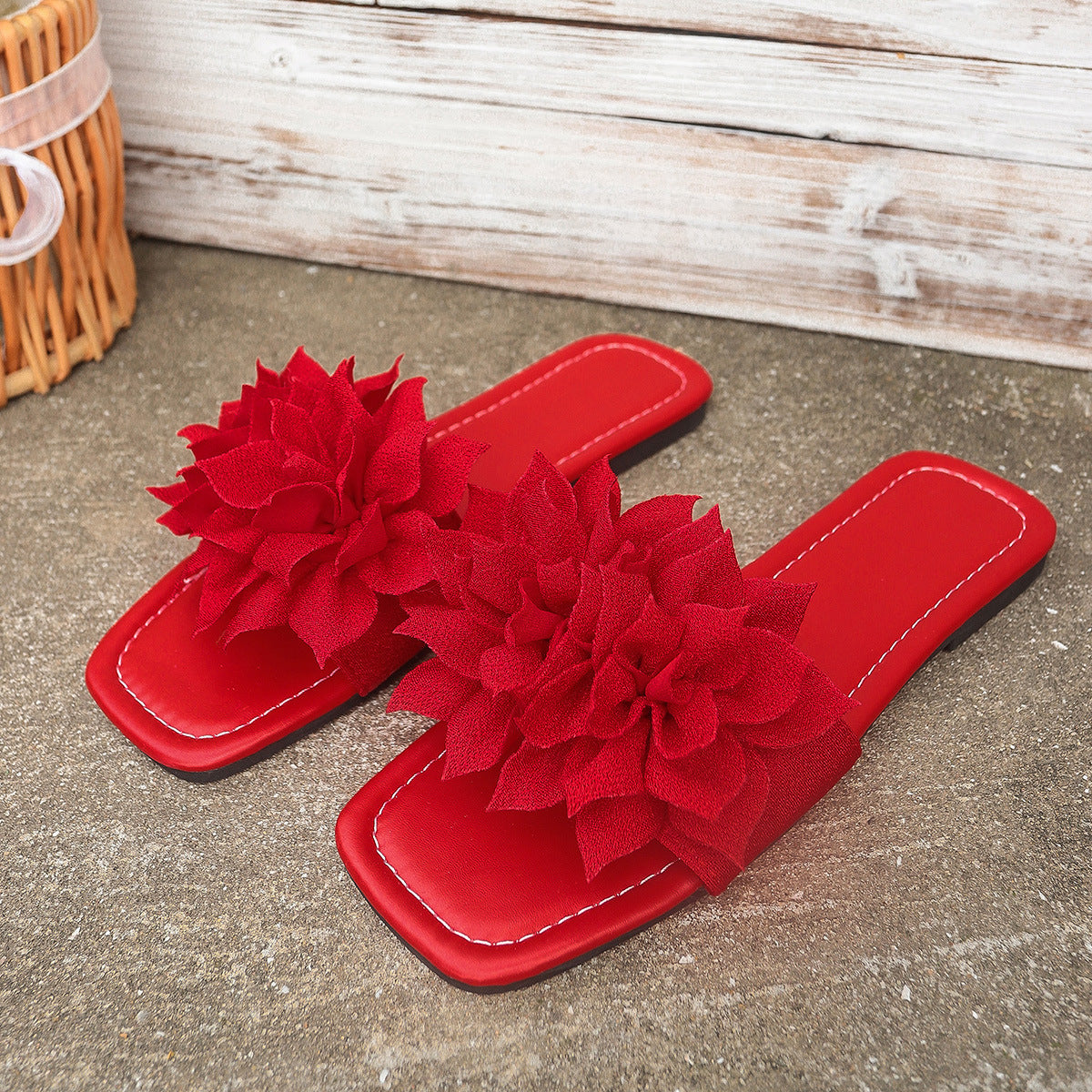 Fashionable Flat Flip-flops Versatile