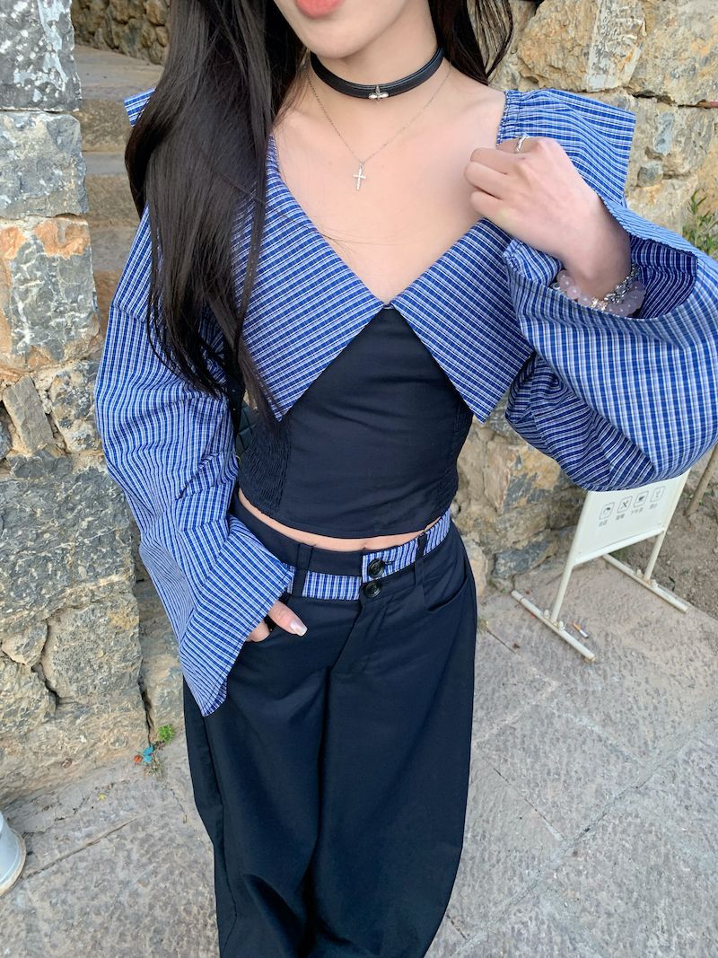 Stribet halterneck-bluse med lange ærmer og draperede patchwork-bukser med vide ben