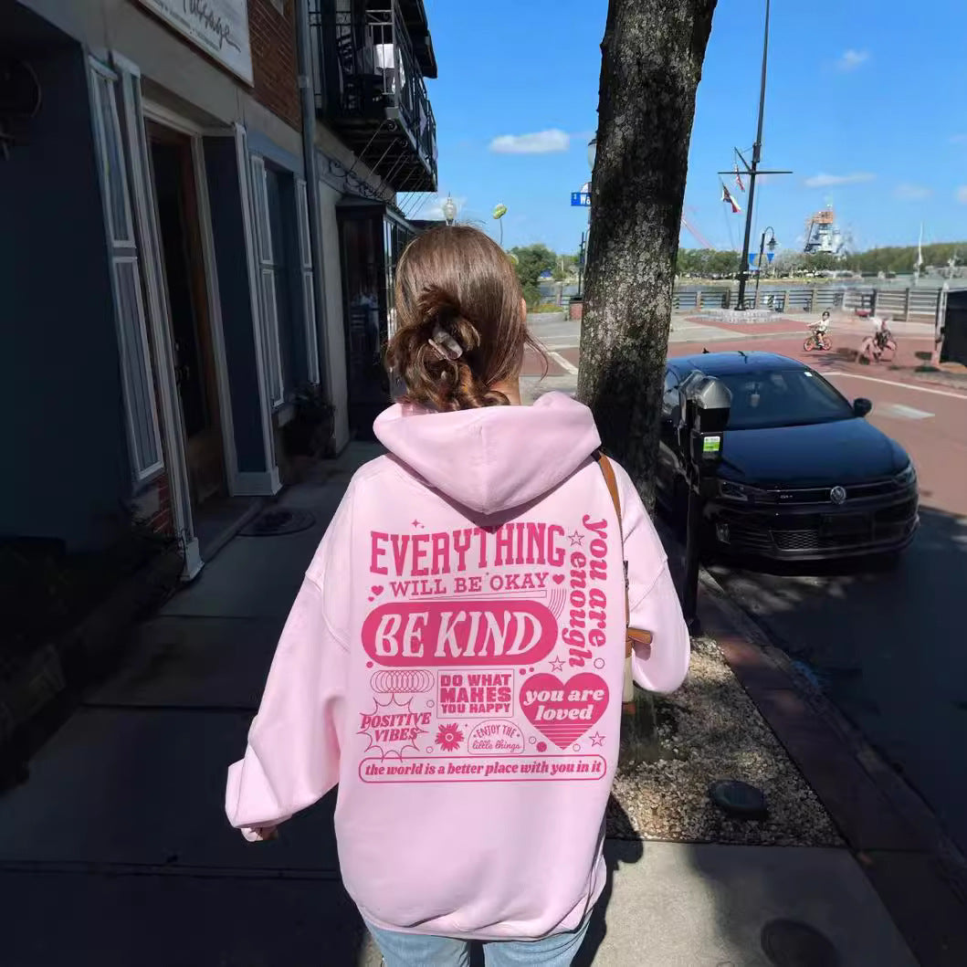 Kvinders Hoodie-sweater med tråddetaljer og sænkede skuldre – "Alles Wird In Ordnung Sein"