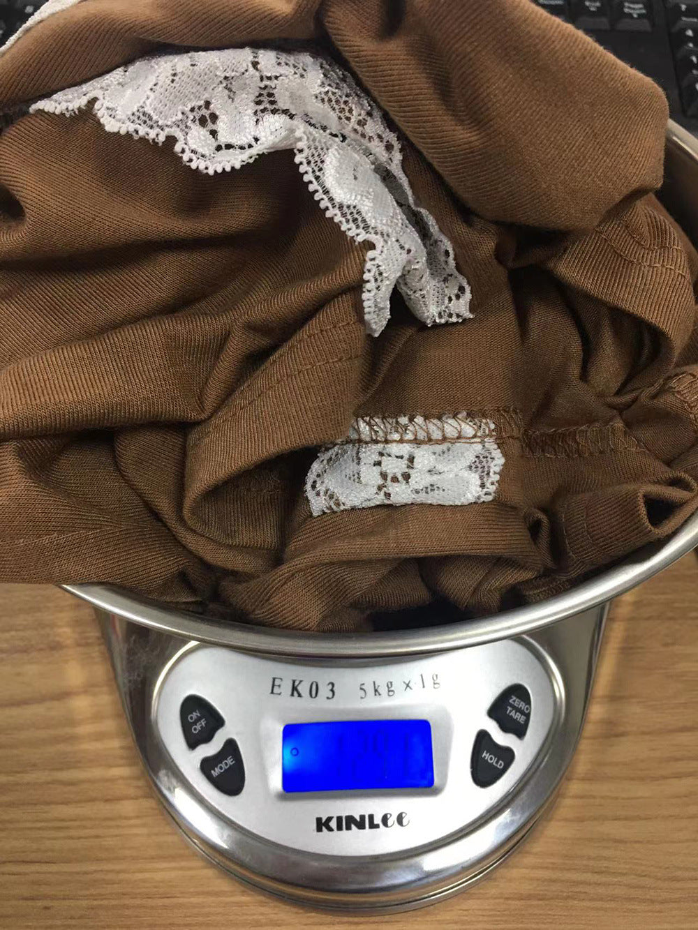 Ensfarvet blonde-T-shirt med korte ærmer og flæser