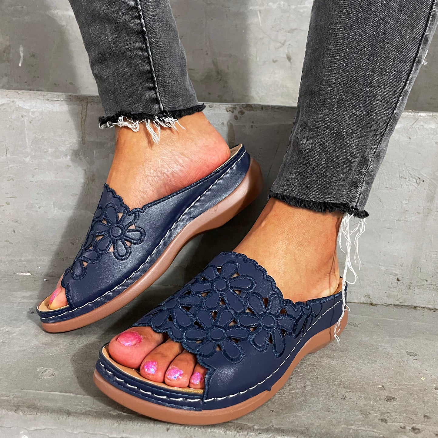 Wide Bottom Breathable Carved Fish Mouth Shoes