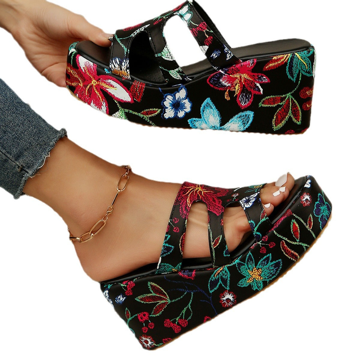Moderigtige damesandaler med tyk sål og print