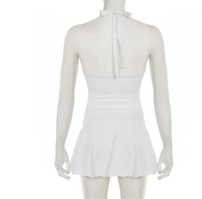 Elegant, kropsnær halterneck-kjole med et sømløst udskåret design giver et ubesværet cool og edgy look