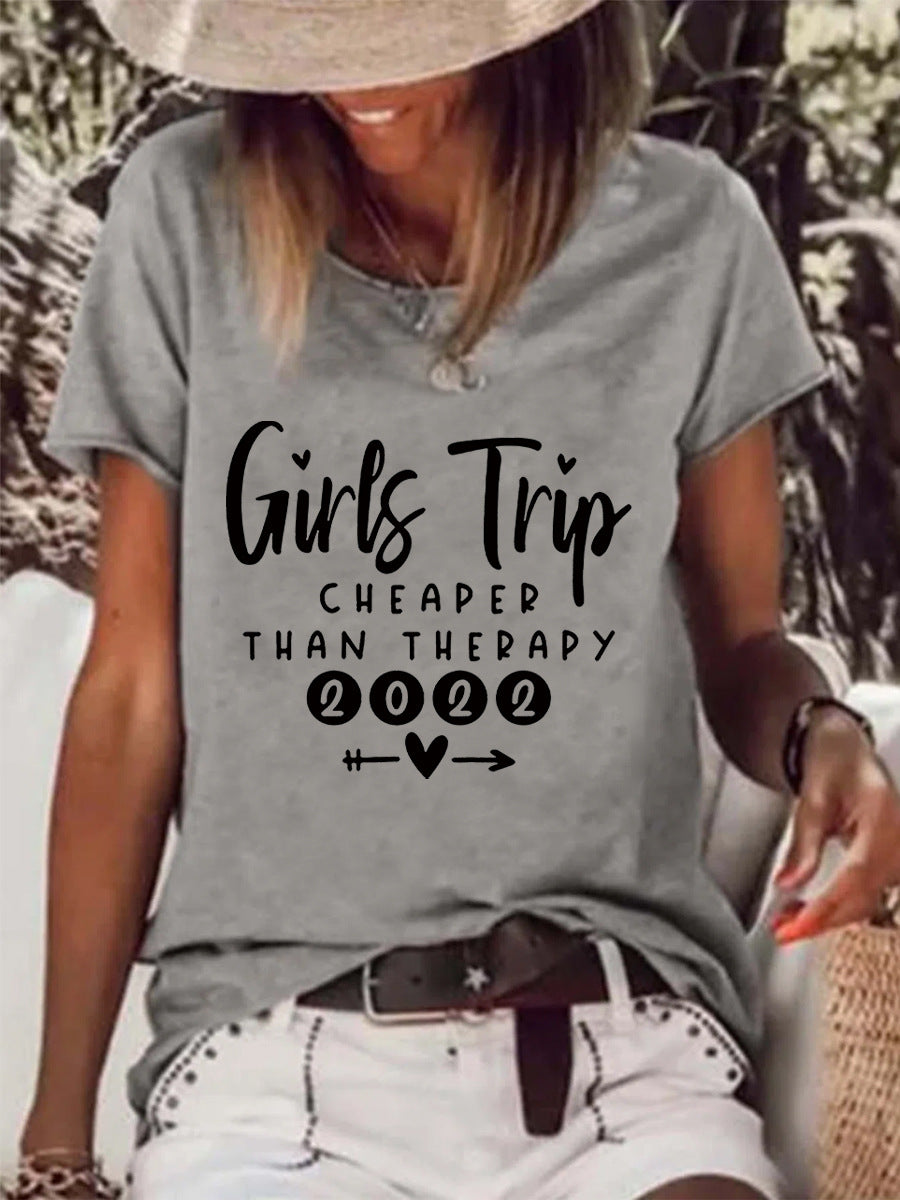 Dame T-shirt med rund hals og print "Than Therapy Girls Trip"