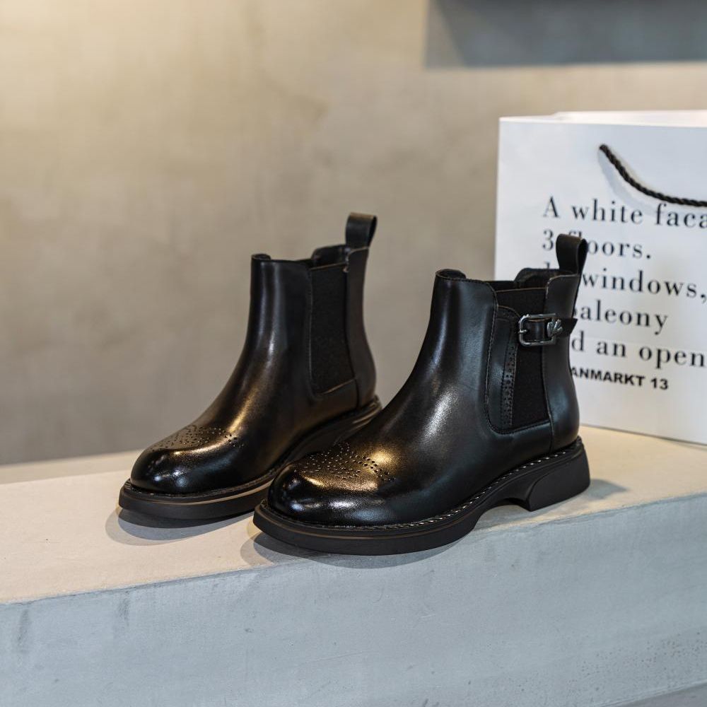 Carved Flat Bottom Fleece-lined British Style Ankle Boots