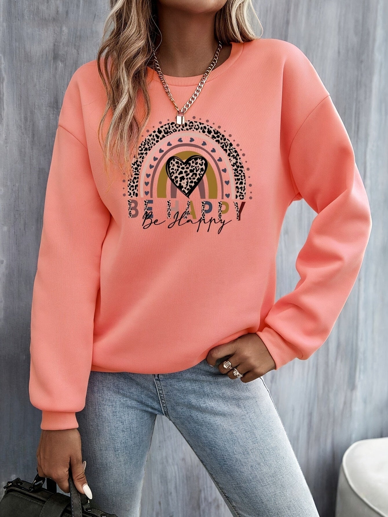 Langærmet sweater med kærlighedsmønster og rund hals