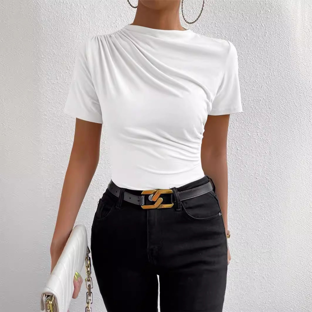 Kortærmet slimfit T-shirt til kvinder med lille rullekrave og plissering