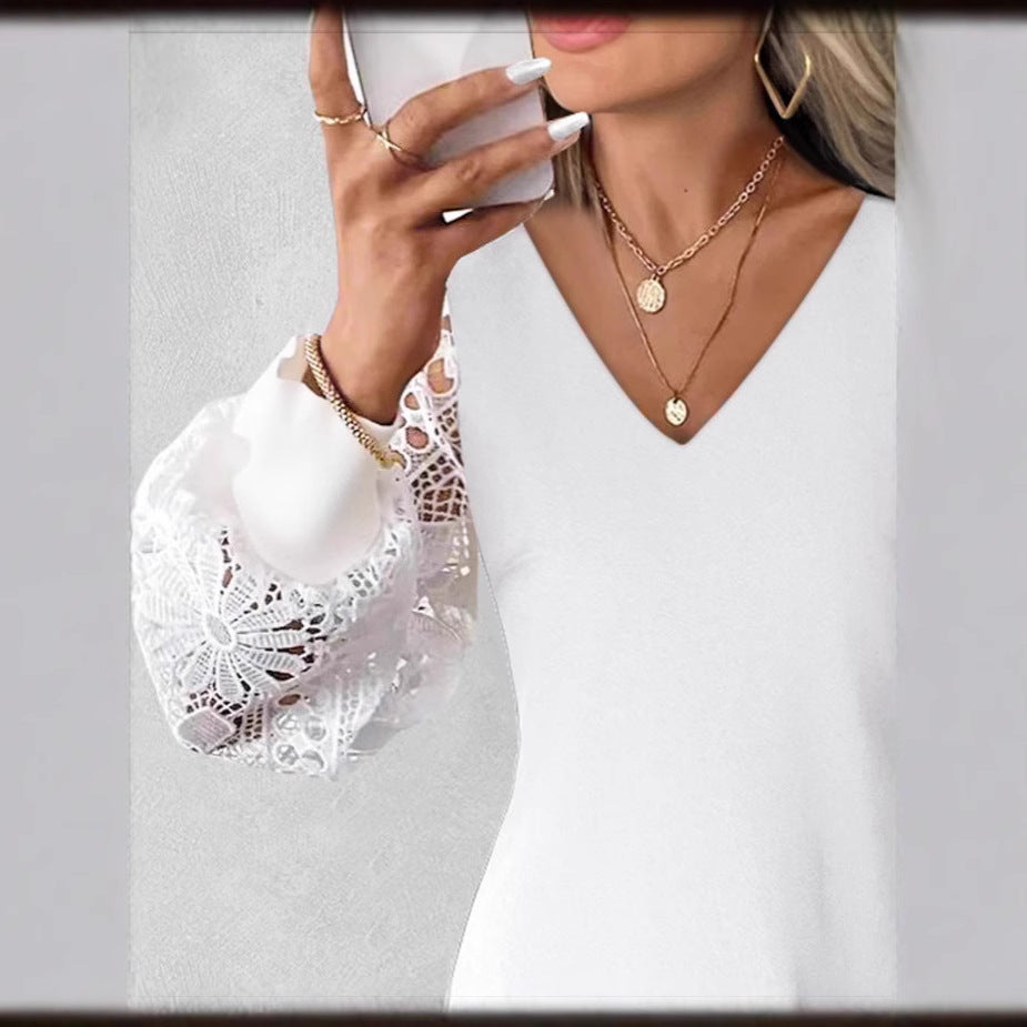Stilfuld og elegant ny strikkjole med blondeindsatser