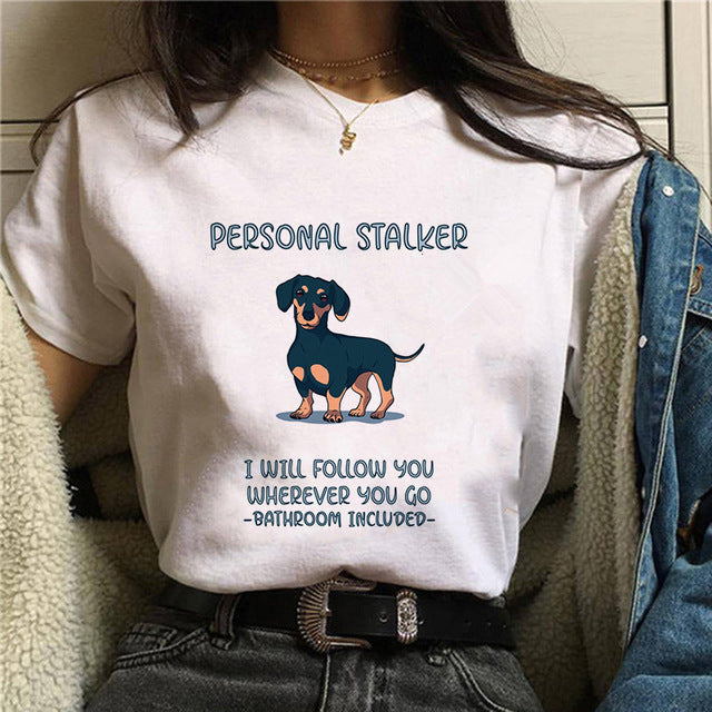 Dame T-shirt med print af gravhund - Min personlige stalker - Sommer