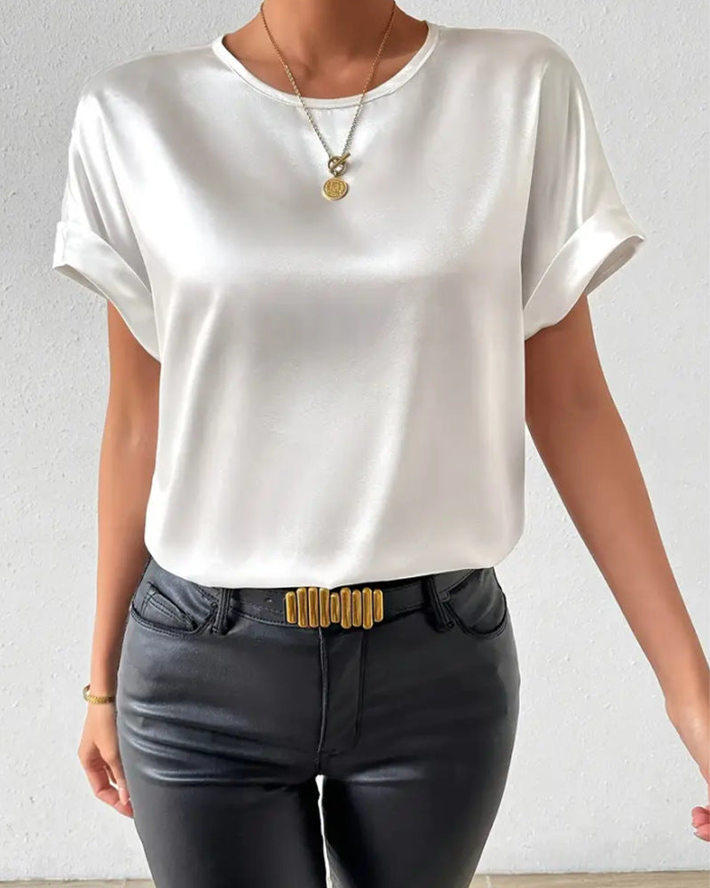 Elegant ensfarvet T-shirt med rund hals og korte ærmer