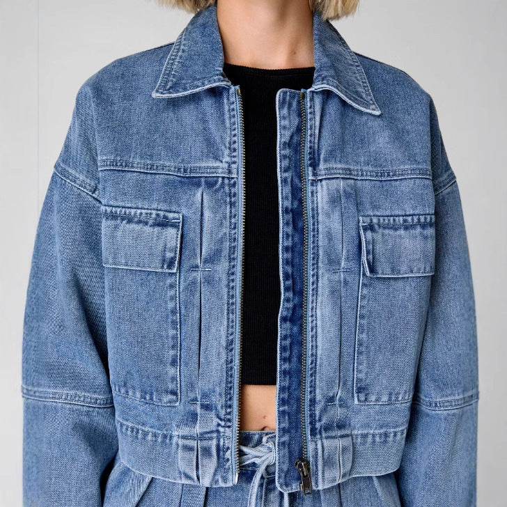 Denimfrakke i arbejdsstil med høj talje, løs pasform og slankende effekt