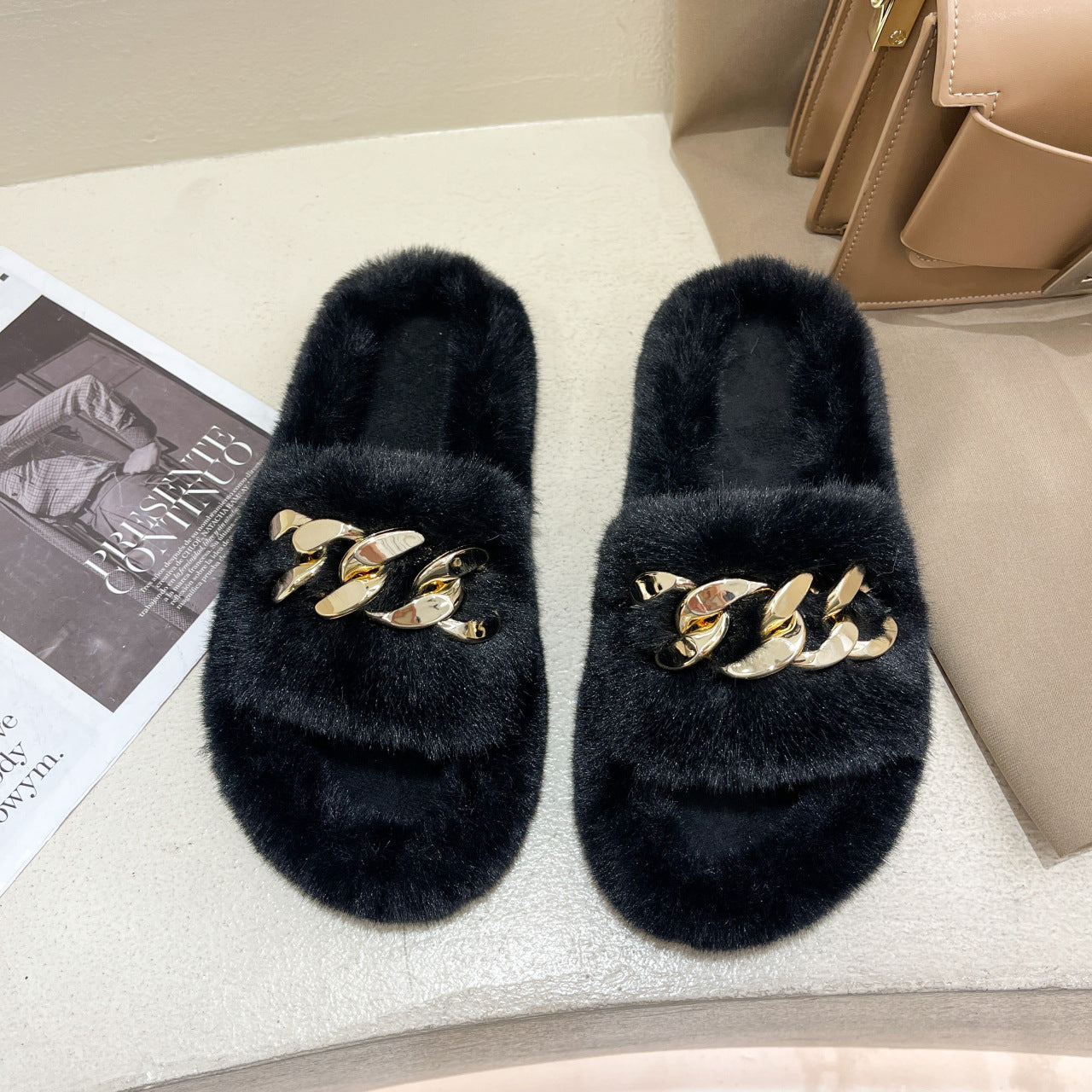 Furry Flat-bottomed Slippers On The Inside And Outside