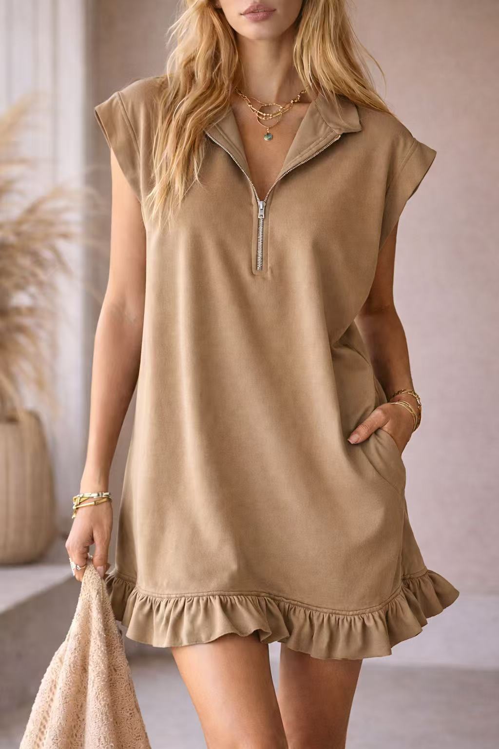 V-neck Sleeveless Dress With Two Pockets And A Zipper