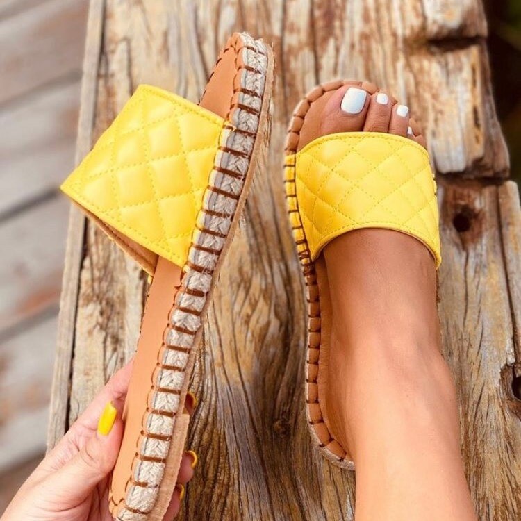 Wear Flat Slippers Outside The Stitching