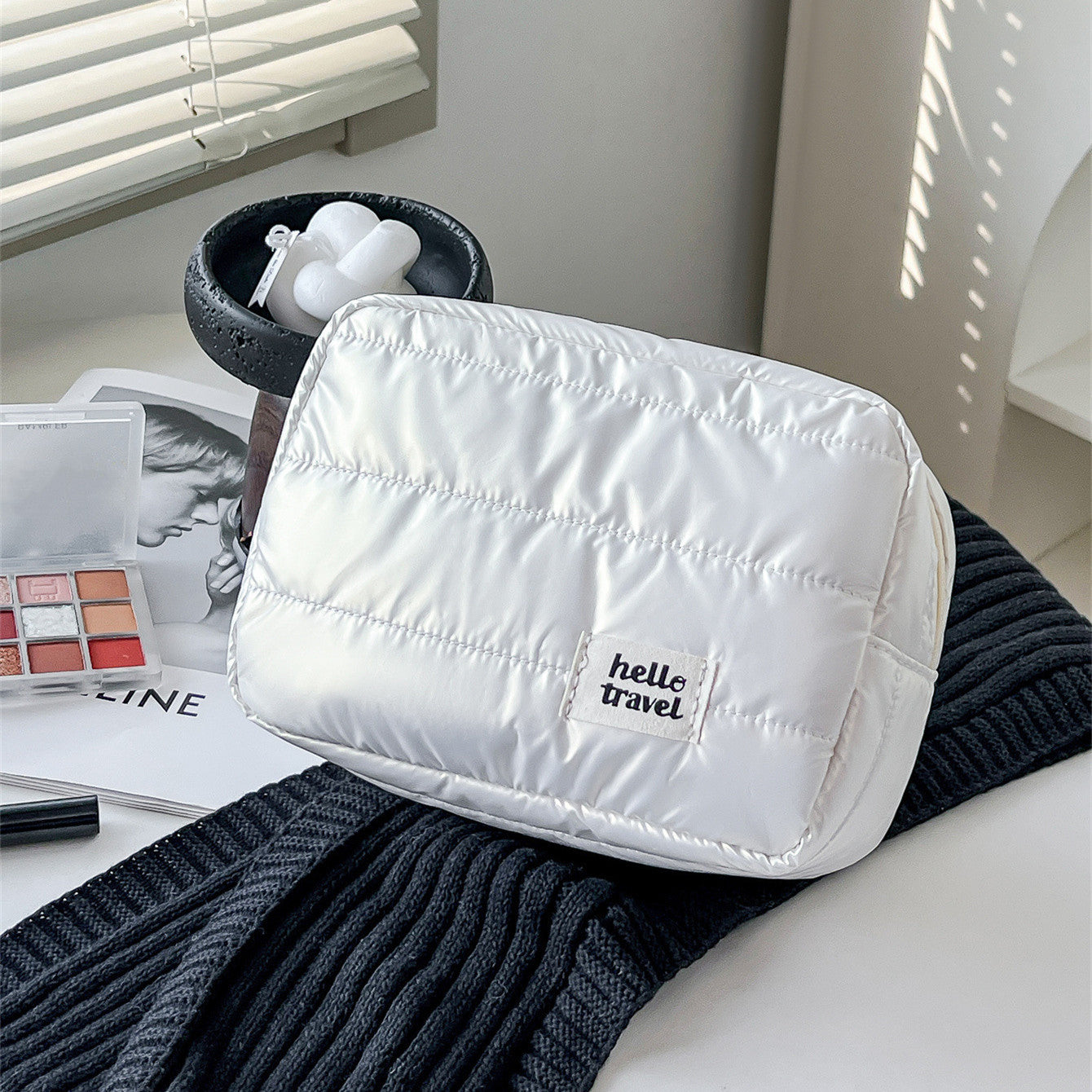 Sleek Medium-Sized Makeup Bag With Subtle Pearl FinishElegant And Spacious