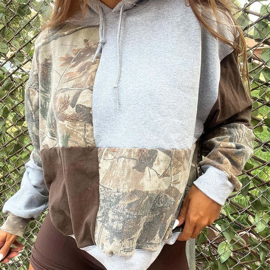 Hættetrøje med løv-camouflageprint