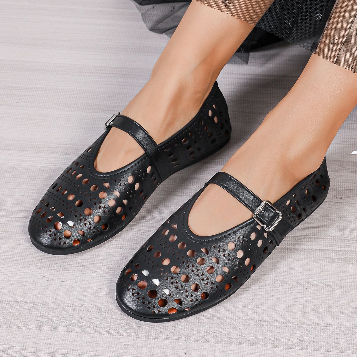 Women's Low-cut Buckle Hollow-out Round Toe Flat Shoes