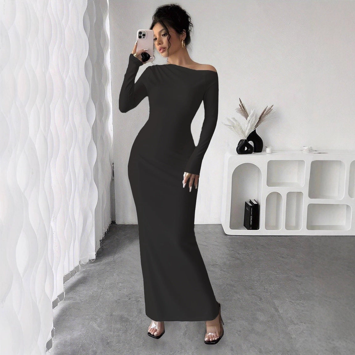 Sleek Long-sleeved Solid-color Dress That Hugs
