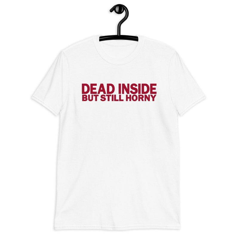 DEAD INSIDE BUT STILL HORNY Engelsk bogstav kortærmet T-shirt
