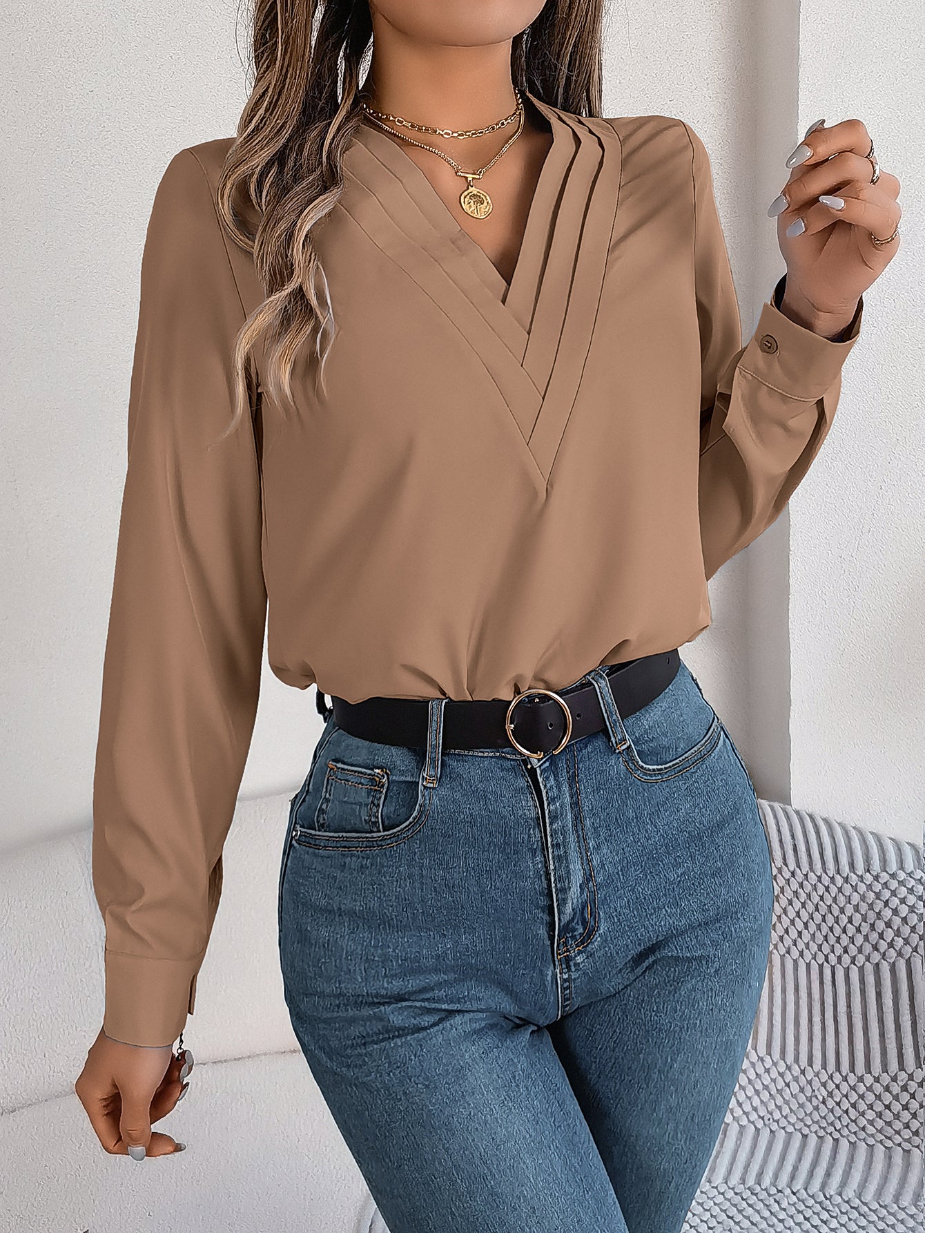 Elegant ensfarvet lagdelt V-halsbluse med lange ærmer