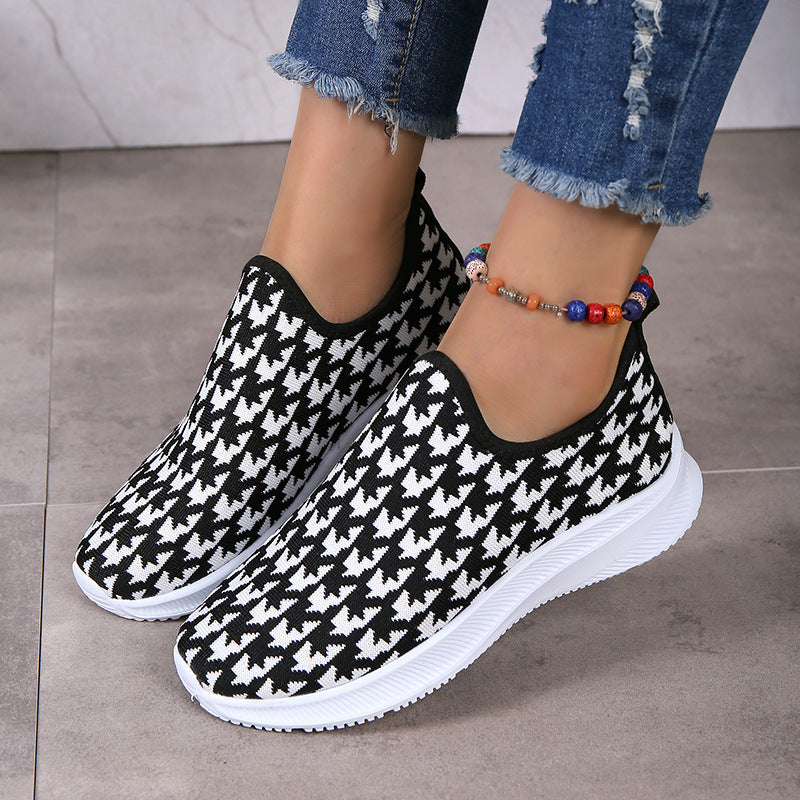 Houndstooth-mønstrede sneakers med rund snude og mesh-flade sko