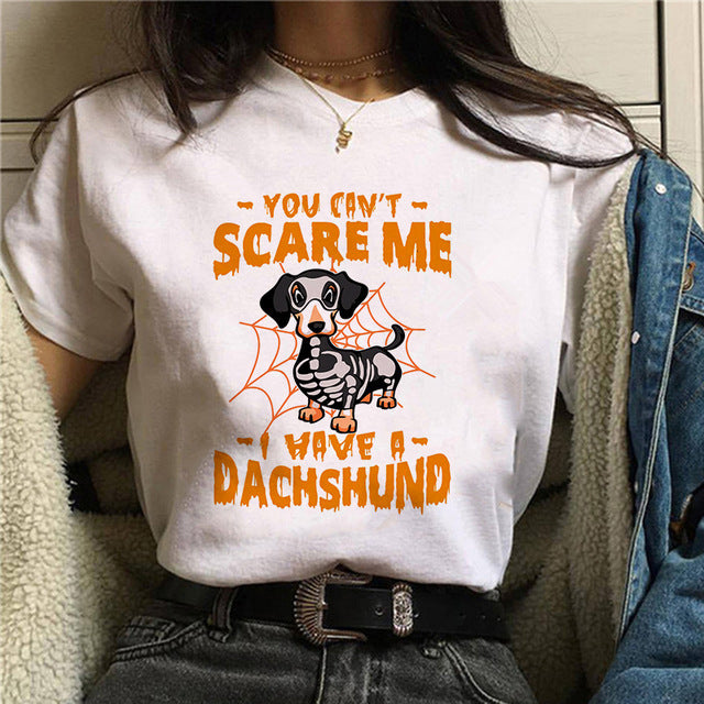 Dame T-shirt med print af gravhund - Min personlige stalker - Sommer