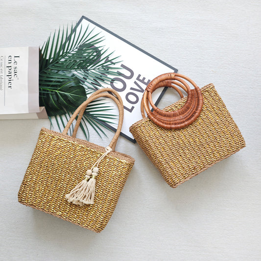 Håndlavet stråtaske med rattan-håndtag i guld og fashionabelt design