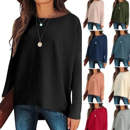 Strikket løs pullover med flagermusærmer, der er højere foran og lavere bagpå, og talje.