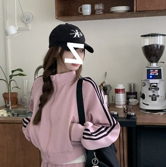 Afslappet matchende sæt til kvinder: Pink sweatshirt, frakke og nederdel