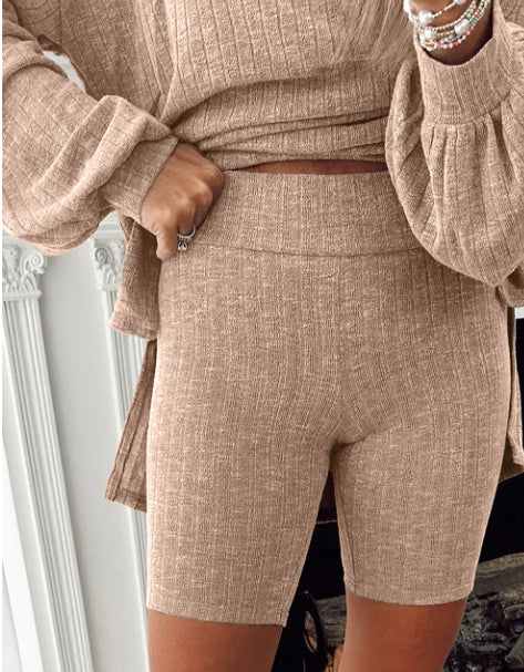 Mørk khaki ribstrikket sweater med lanterneærmer og strikket shorts-sæt i motorcykelstil