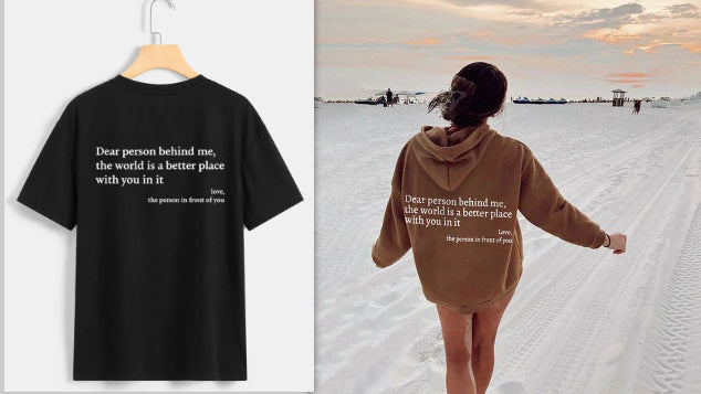 Dame-plyshættetrøje med bogstavprint, kængurulomme og snøre, unisex