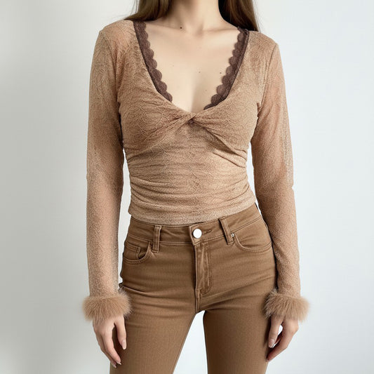 Blød Twist V-hals blonde-top Sexet, figurformende sweater med fluffy stofdetaljer for et frækt look