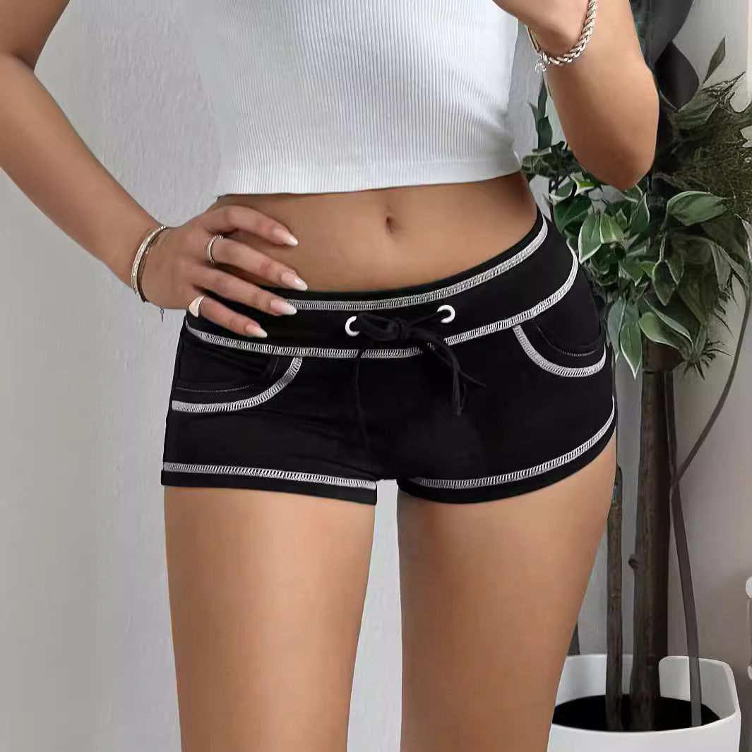 Hotpants med åbenmasket design og snørelukning i lav talje