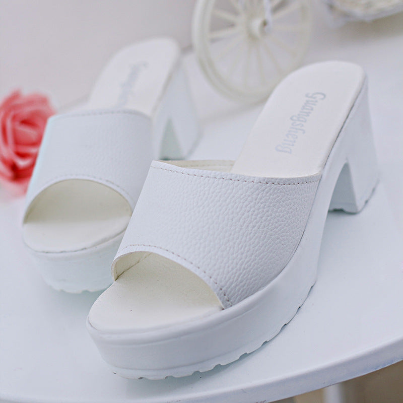 Sandaler med tå og tykke hæle samt højhælede slippers