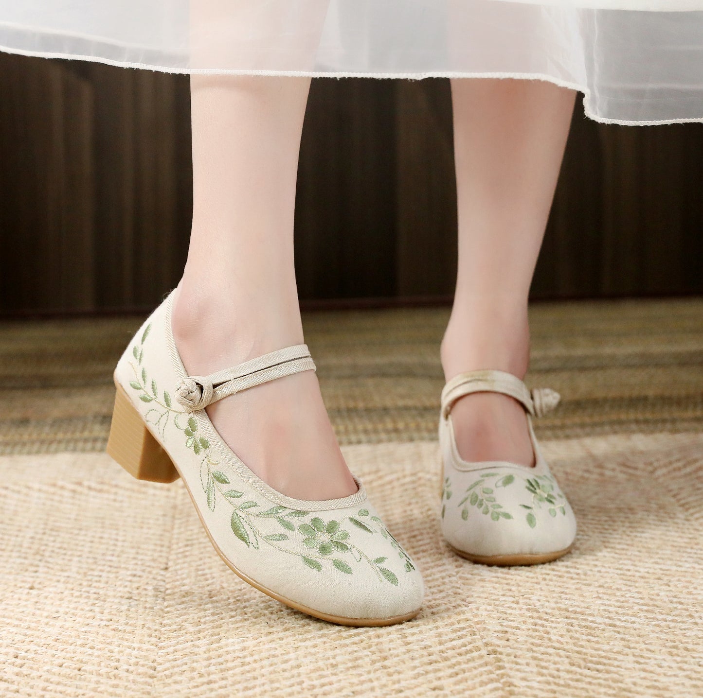 Short Heel Embroidery Frog Button 5CM Round Toe High Heels