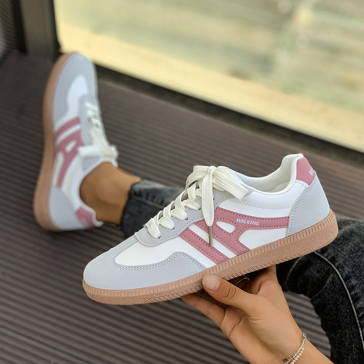 Women's Retro Round Toe Contrast Color Striped Lace-up Shoes