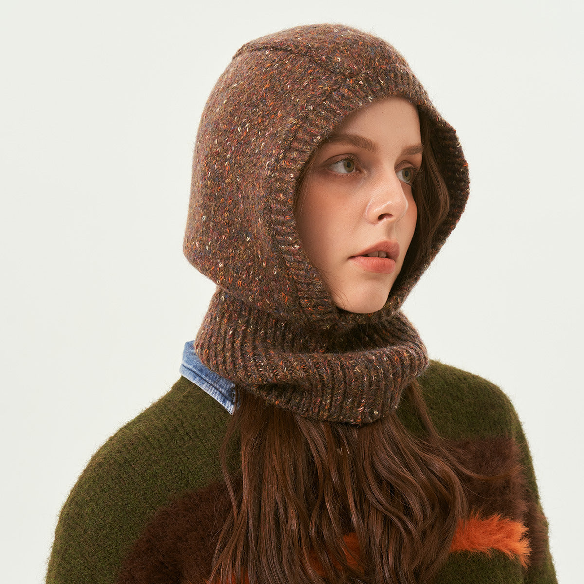 Strikket Pullover med Farvede Prikker og Uldkappe