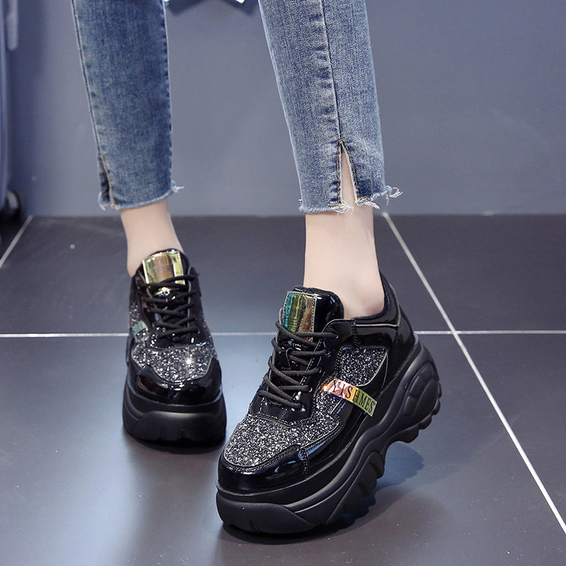 Mode-sneakers i laklæder til studerende: Trend