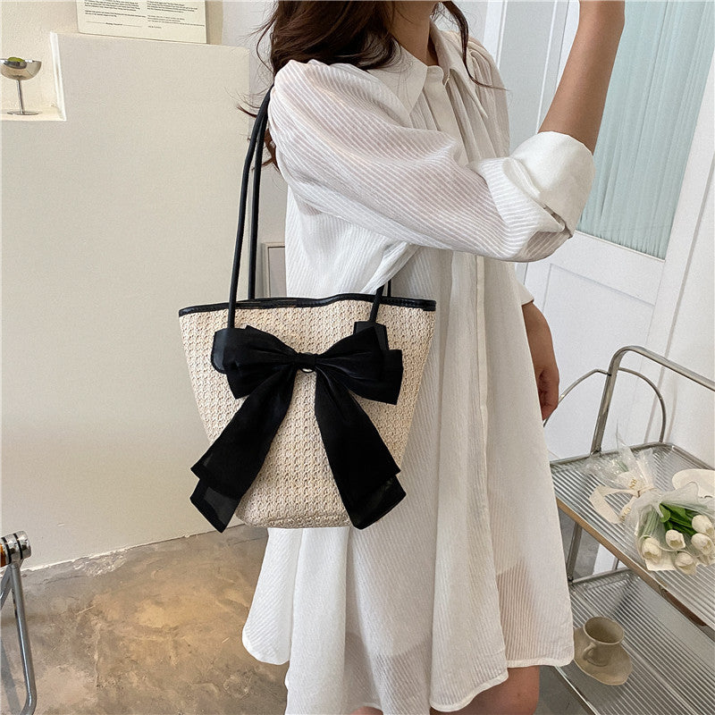 Simple Bow Grass Woven Shoulder Bag