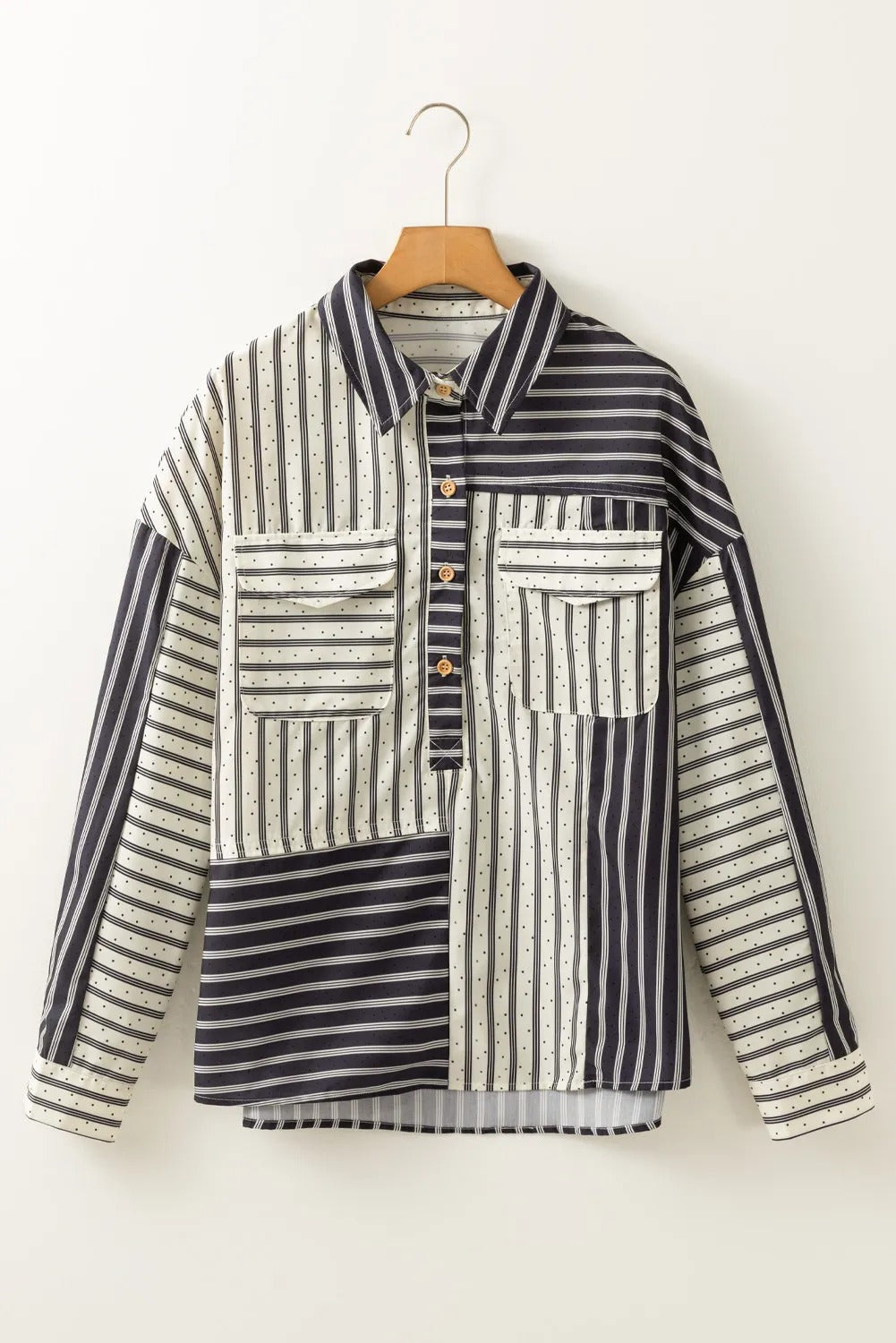 Sortstribet tofarvet patchwork bluse med halvlange knapper og brystlommer