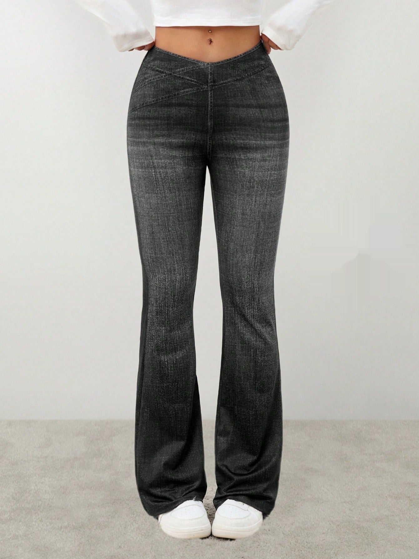 Denim højtaljede slim-fit let flared bukser, der skaber et slankende look