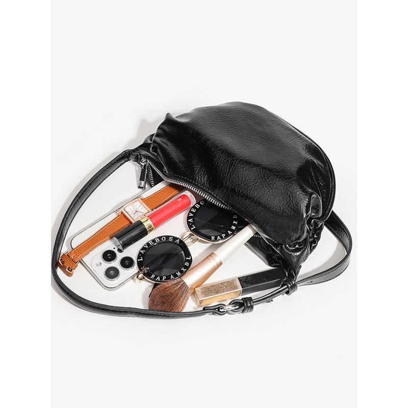 Fashionable And Trendy Black Pleated Shoulder Bag In Rock-and-roll Style