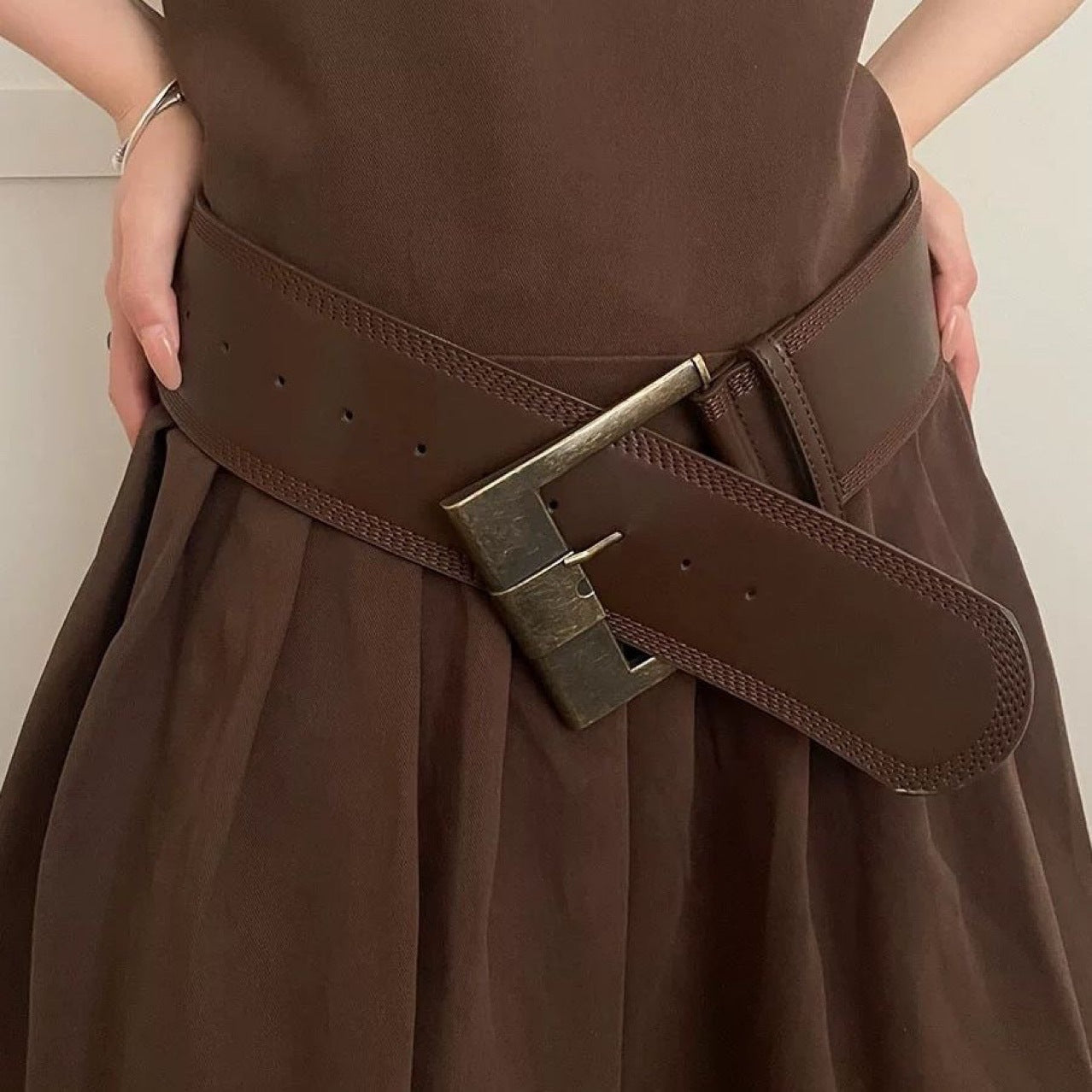 Retro Womens Figure-flattering Outfit With A Skirt And A Spicy-style Belt