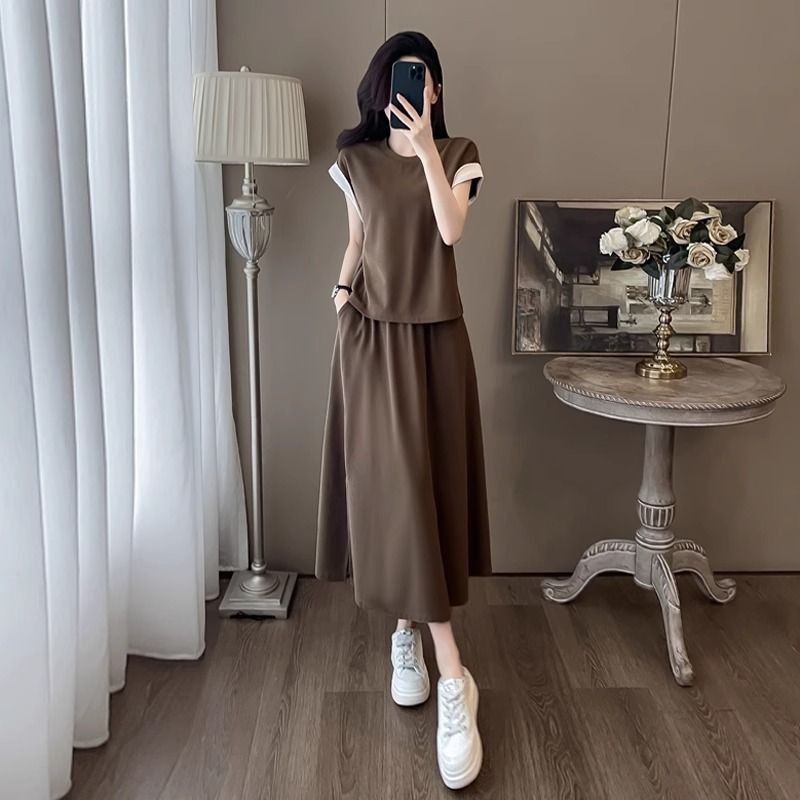 Figure-flattering High-waisted Split Skirt With A Two-piece Top Set
