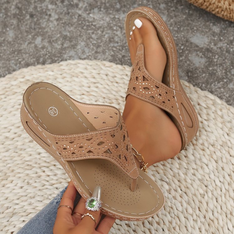 Nye platform-klipklappere med kilehæl til sommerbrug, hule strand-rhinestens-slippers